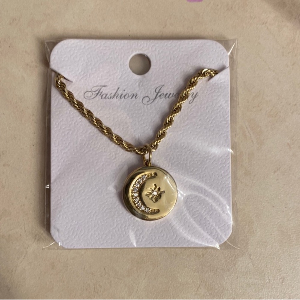 Fashion Jewelry Gold Necklace with Circular Pendant